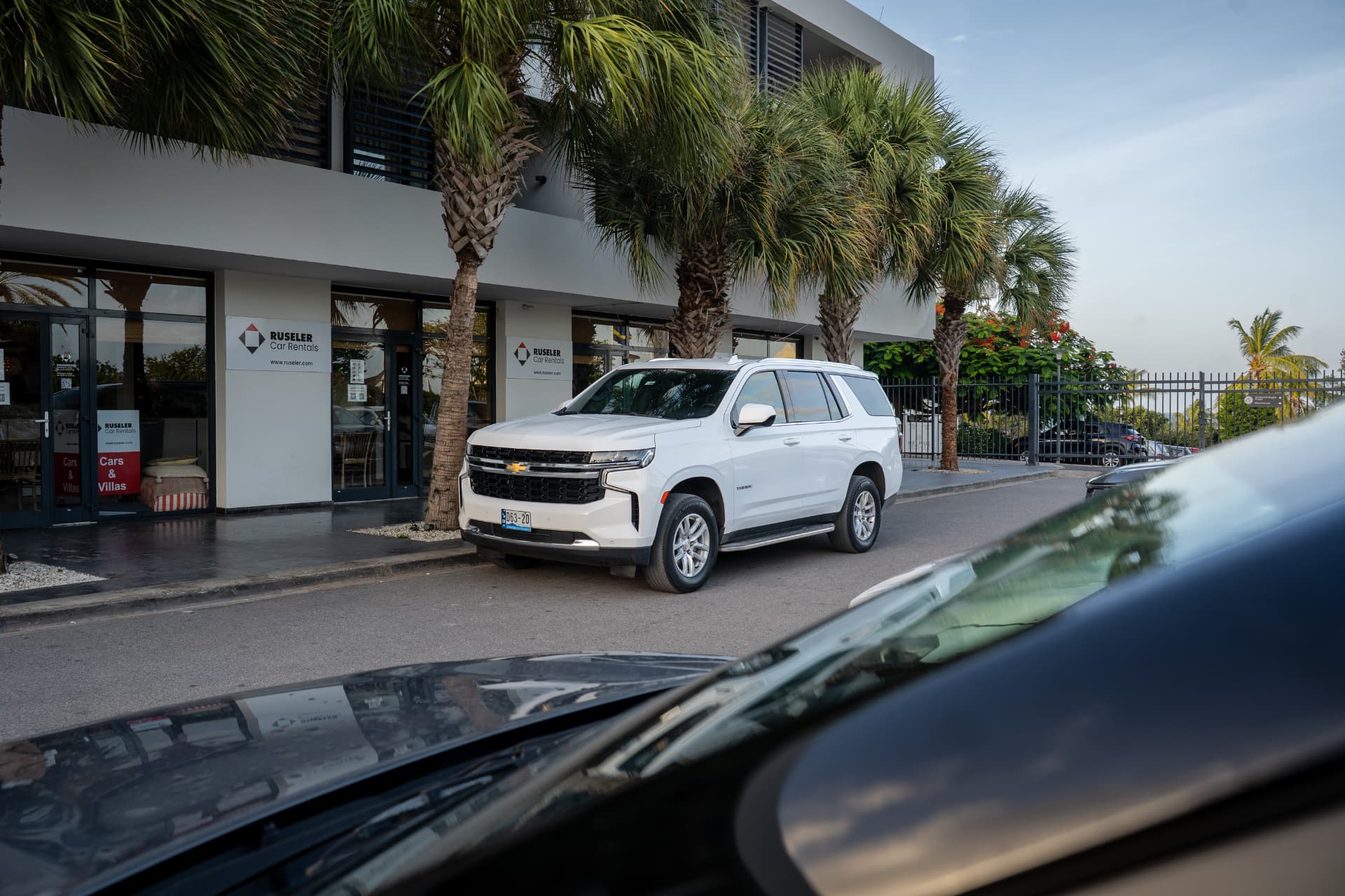 Ruseler Car Rentals kantoor Jan Thiel met Chevrolet Tahoe